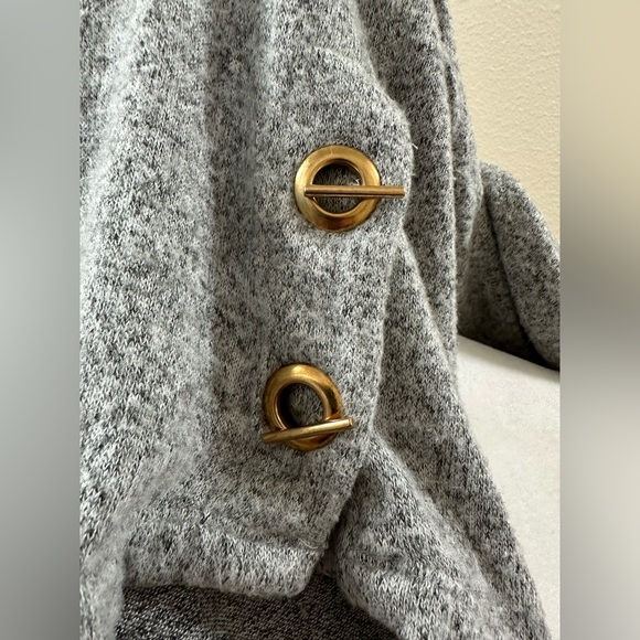 89th + Madison Women’s Large Gray Knit Long Sleeve Top Super Soft Gold Accents - Picture 7 of 8